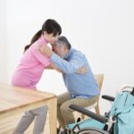 介護現場の車椅子とベッド間の移乗介助！手順と事故予防の方法を解説